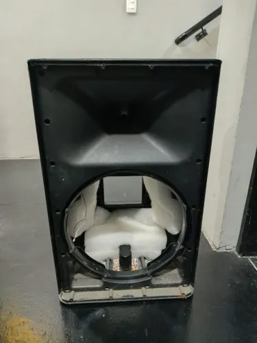 Gabinete Yamaha DXR-15