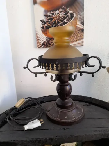 Antigo abajur de madeira e metal
