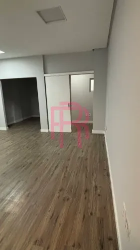 Sala comercial para locação no Centro de Balneário Camboriú.