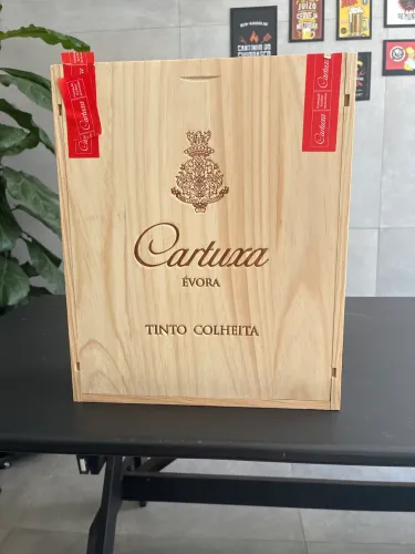 Vende- se caixa de madeira Cartuxa para três vinhos