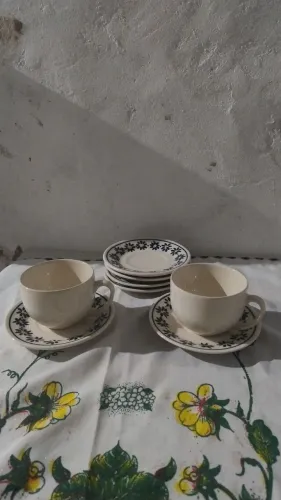 2 xícaras d chá e 6 pires d chá em porcelana