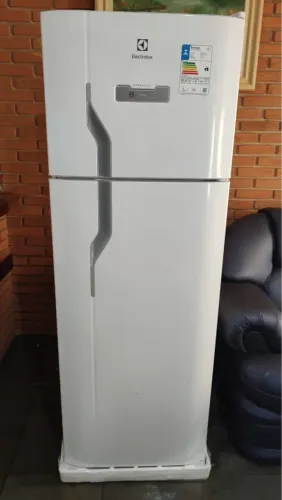 Vendo geladeira Eletrolux 310l nova frost free