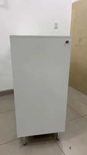Balcão com 4 compartimentos + 1 gaveta com chave