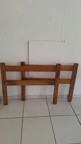 Vende-se cama de madeira