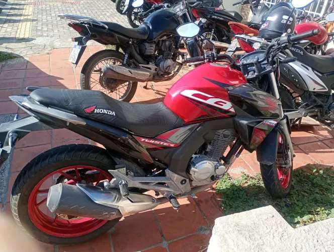 Cb Twister 250 ano 2020 no ponto de transferência