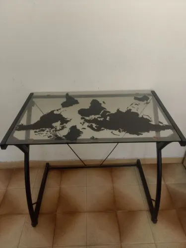 Mesa de escritório com mapa mundi desenhado