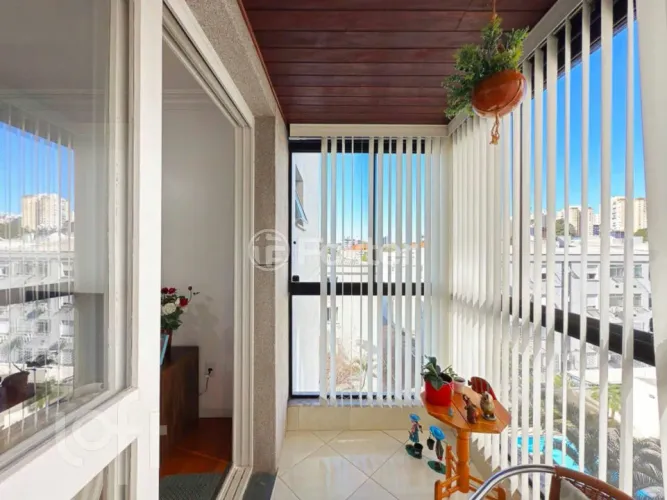 Apartamento à venda Rua Roque Calage, Passo da Areia - Porto Alegre