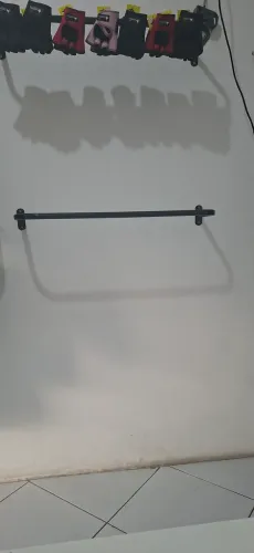 ARARA DE PAREDE PARA LOJA DE ROUPA