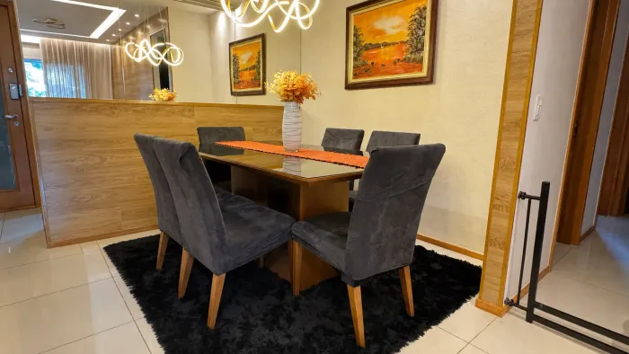 VENDO CONJUNTO MESA COM 6 CADEIRAS E TAPETE FELPUDO