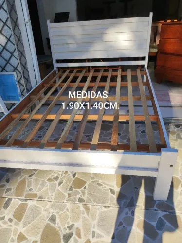 CAMA CASAL MADEIRA MACIÇA LAQUEADA.