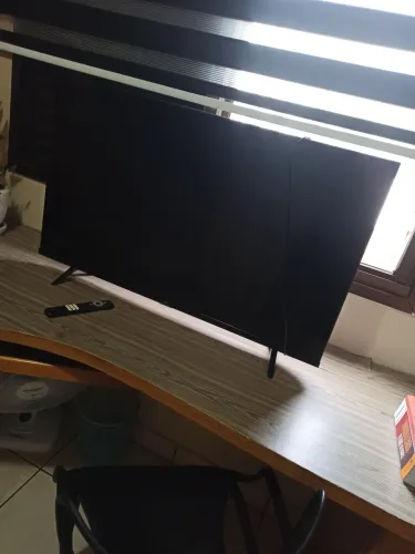 Vendo TV TCL de 43 polegadas com controle remoto.