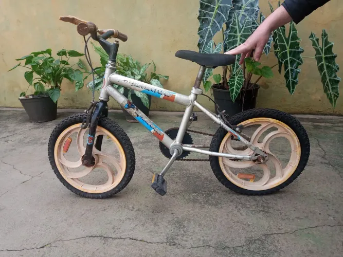 Bicleta infantil,até 7 anos , super barata pra vender, vai com capacete infantil