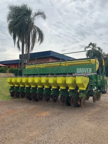 Plantadeira John Deere 1111 - 11 linhas