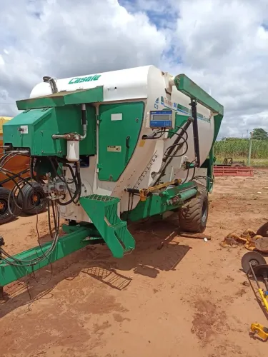 Vagão misturador Casale modelo 8.0 auto carregável com balança funcionando perfeitamente