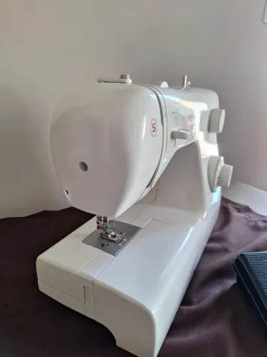MAQUINA DE COSTURA SINGER TRADITION 2250, COM ACESSÓRIOS.