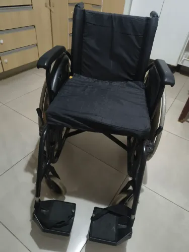 Cadeira de rodas boa e confortável !!! Bem conservada !!