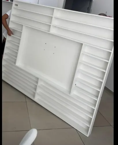 Painel de esmaltes com espaço pra TV
