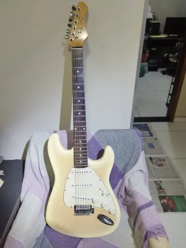 Vendo Guitarra Dolphin - Aceito Trocas.