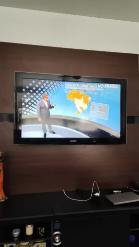 Painel de TV, em excelente estado, na cor mogno e preto.