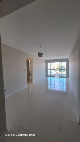 Alugo Ed. Caravellas  com 3 quartos sendo 1 suíte 