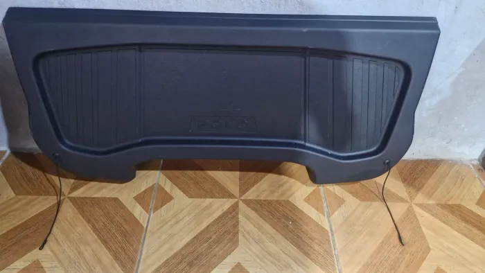 tampão bagagito do porta-malas do Volkswagen Polo Track <br><br>preta.<br><br>Mercado Livre +1