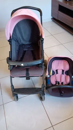 Carrinho com bebê conforto Burigotto
