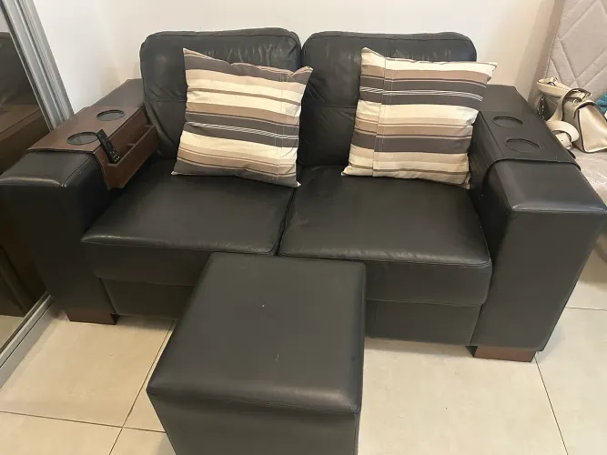 Sofá de couro legítimo - marca Domini