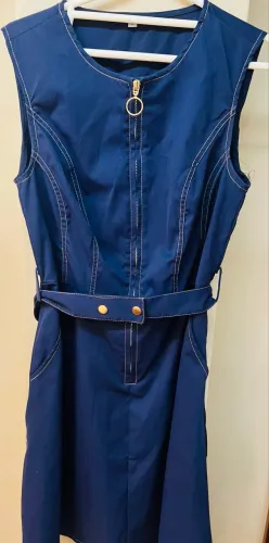 Vestido azul marinho, com bolsos laterais