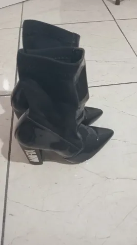 BOTA FEMININA PRETA DE SALTO ALTO - ESTILO E ELEGÂNCIA