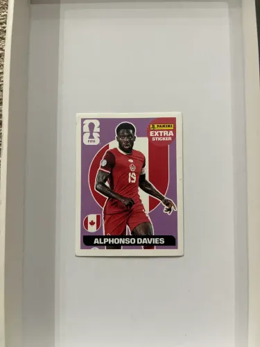FIGURINHA EXTRA STICKER ROXA ALPHONSO DAVIES - COPA DO MUNDO 2026 PANINI