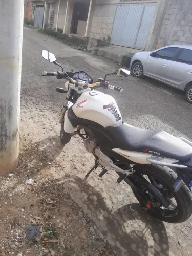 Moto CB 300R 100% revisada. Um problema de trinca de cabeçote resolvido.