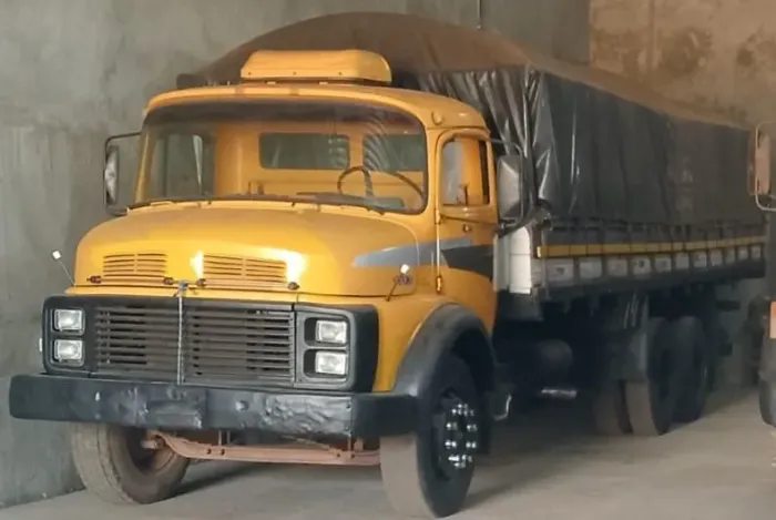 Caminhão mb1113