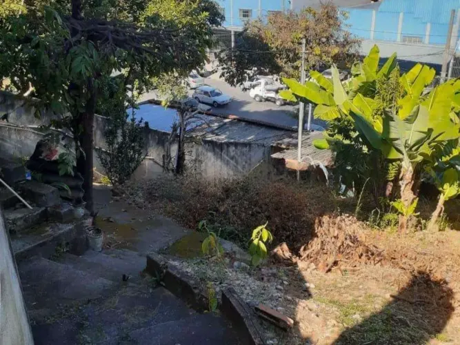 Lote com 360 metros e 02 barracões à venda no bairro Glória