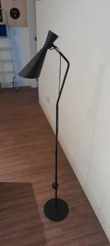 Luminaria de pé acom acionanento botao..metalica preta