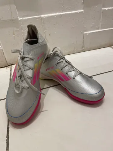 Vendo ou troco uma chuteira adidas nova,nunca usada
