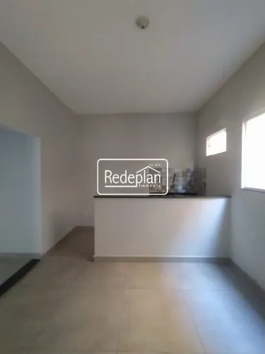 Apartamento com 2 quartos e área externa para locação no Bairro Retiro