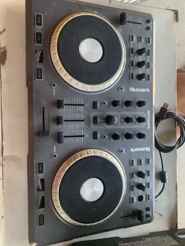 Controladora MIXTRACK Numark ( Leia a descrição)