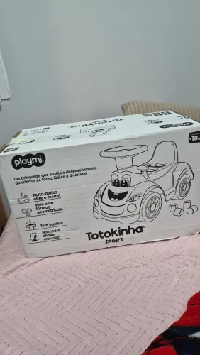 Totokinha lacrada na caixa de menino