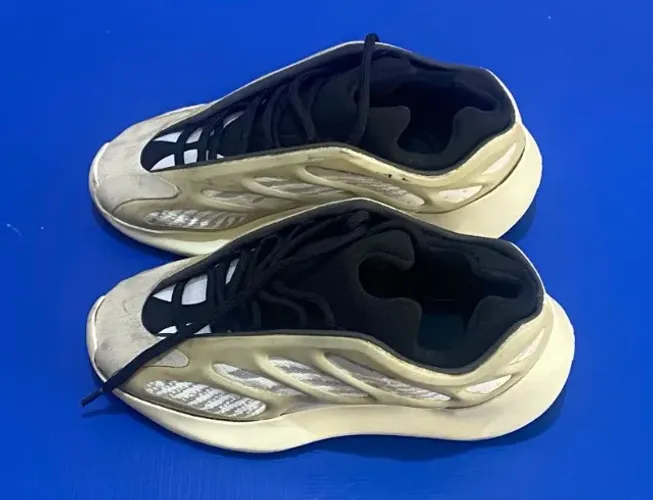 adidas yeezy 700 v3 na cor azael usado