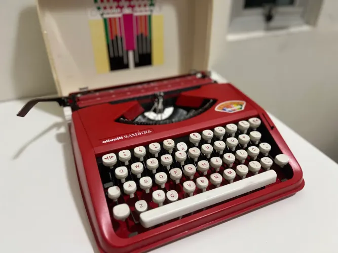 Máquina de escrever Olivetti Bambina