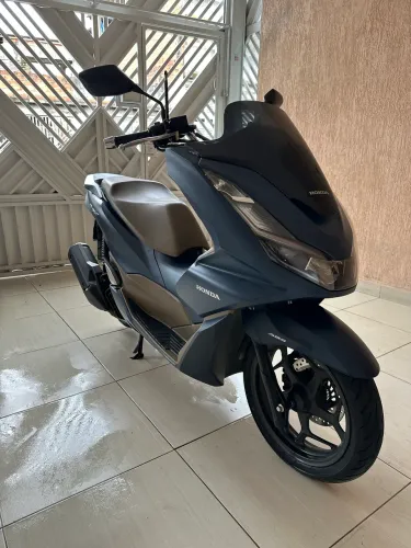 Honda PCX 160 DLX, Nova Azul banco beje