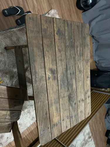 Mesa de madeira com cadeiras