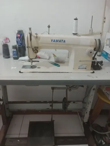 Máquina de costura Reta Yamata