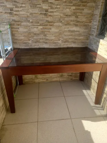 Mesa de madeira com tampo de vidro 