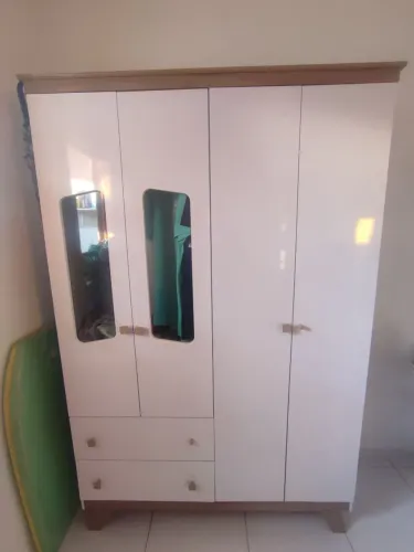 Roupeiro 4 portas praticamente novo
