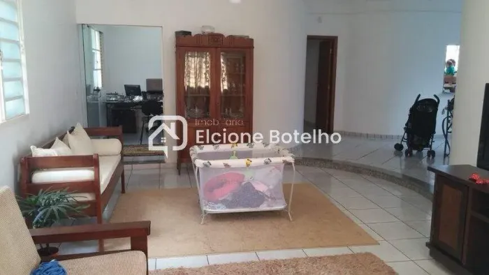 Casa para Aluguel no Bairro Cidade Jardim (Uberlândia) | 3 Quartos, 2 Suítes e 5 Vagas