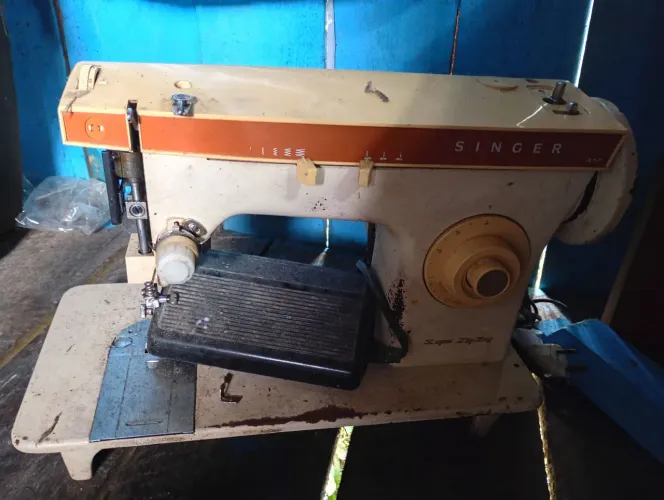 Máquina de costura Singer super zigue zague 