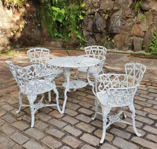 Conjunto de mesa de metal fundido