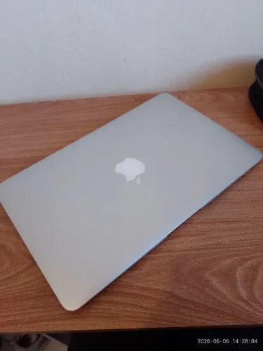 MacBook Air 11" (2011) em funcionamento.