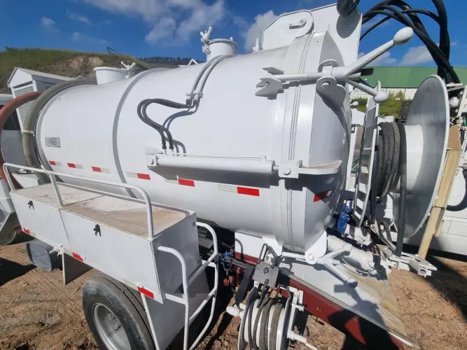 Tanque combinado Sibravac com motor estacionário MWM 